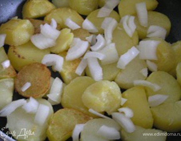Картофель обжарить на растительном масле до золотистого цвета 5-7 минут. Добавить лук, продолжая обжаривать,
