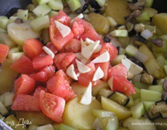 затем добавить нарезанные помидоры (без кожицы), чеснок, перемешать, тушить 3-4 минуты. Посолить, поперчить.