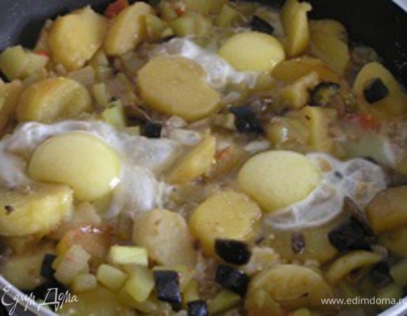 Нагреть духовку с грилем. Затем аккуратно, по одному, разбить яйца в половник и выложить на овощи с грибами. Посолить, поперчить и поставить в духовку на 5 минут. Я продолжала все делать на плите, правда, понадобилось чуть больше времени. 