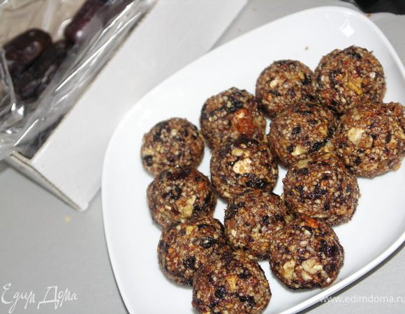 Скатать из смеси шарики и поставить в морозильную камеру на 30-40 мин. А теперь смело можно кушать или же оставить на хранение в холодильнике. Приятного аппетита!:)