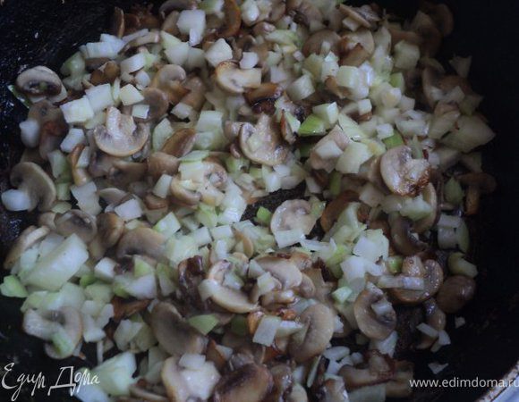 Красный лук нарежьте кусочками, замаринуйте в смеси уксуса и сахара. Яйца отварите. Грибы помойте, нарежьте пластинками и обжарьте до готовности вместе с мелко нарезанным белым луком. Охладите.