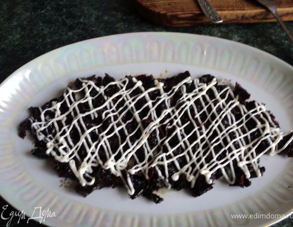 Сверху сделайте сеточку из майонеза. Удобно использовать майонез из пластикового пакетика, отрезав уголок.