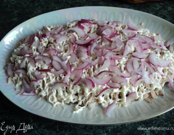 На грибы выложите нарезанное кубиками запеченное филе, сверху — маринованный лук и майонез.