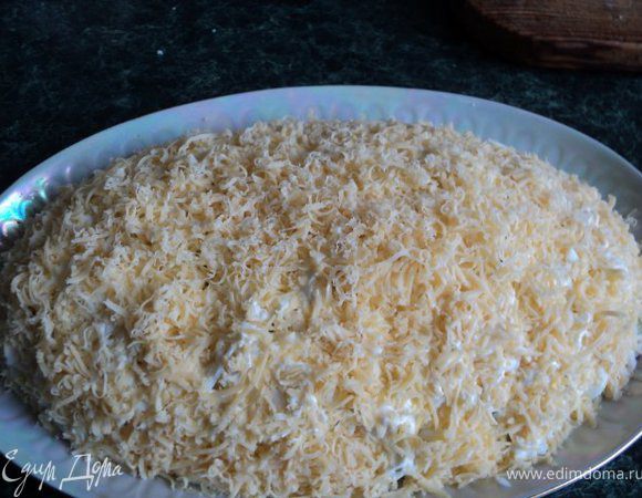 На огурцы натрите на терке вареные яйца, смажьте майонезом.