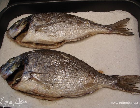 Сверху очень плотно укупорить фольгой и поставить в горячую духовку, разогретую до 250°С на 40 минут.