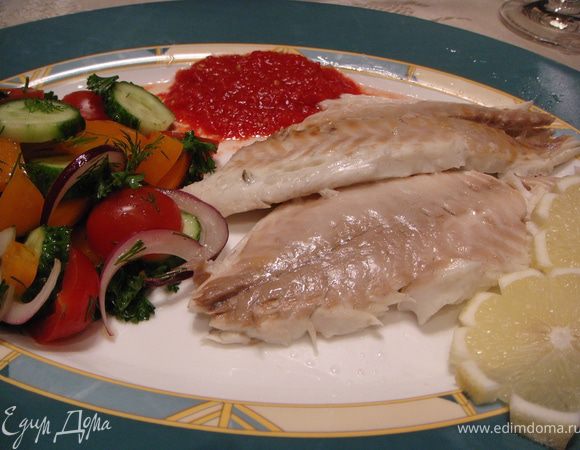 Пока готовится рыбка, нужно приготовить соус. До того, как я воспользовалась рецептом от  Татьяны - Sindirella (за что ей отдельное спасибо!), я использовала томатный сок. Налить в соусник сок, добавить 1 ст.л. водки, молотый чили и тобаско. Перемешать. Соус готов.