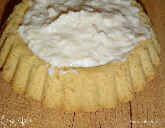  Хочу сразу извиниться, что мало пошаговых фотографий, так как по своей рассеянности забыла зарядить батарею в фотоаппарате, а когда она зарядилась, то я смогла сделать всего два снимка.... 
 Начинаем с приготовления тарталеток. Масло порубить с мукой, хорошо перемешать и посолить по вкусу, добавить желтки, сметану и быстро замесить тесто. Поставить тесто на 10 минут в холодильник, а затем раскатать  в тонкий пласт, вырезать стаканом кружки и выложить в смазанные жиром формочки, чтобы тесто покрывало дно и бока формочки. Выпекать 20-25 минут при температуре 180°С. 
 Пока тарталетки остывают, мы готовим крем. Муку разводим в холодном молоке (в 1/2 стакана), добавляем горячее молоко и доводим до кипения, и даем остыть.
 Творог растераем с маслом и сахаром до образования однородной  массы, добавляем взбитые с сахаром желтки, ванилин, охлажденное молоко с мукой и растворенный в 1/2 стакана воды желатин, перемешиваем и добавляем взбитые в устойчивую пену белки. 
 Творожным кремом наполняем тарталетки, а сверху выкладываем малину.
 Приятного аппетита!