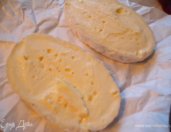 Разрезать сыр на 2 половинки