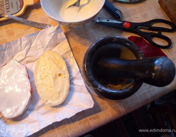 Между слоями лучше промазать сливками (или кремом). Если без пастилы а просто с желе, то сливки не нужны.