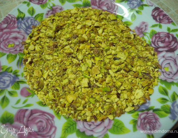  Измельчите немного фисташки 