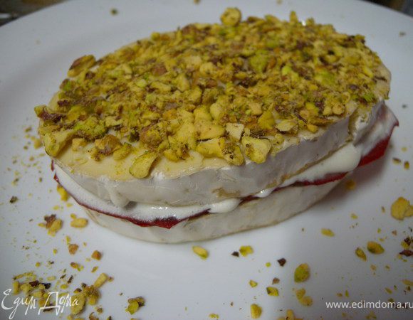 и переверните на них второй кусочек сыра срезом вниз и немного надавите. Уложите сверху на пастилу. 