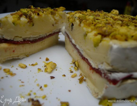 Дайте пропитаться около 1 часа. Пастила размякнет и станет как мармелад. Если у вас нету пастилы: Можно заменить ее ооочень густым вареньем. Так де хорошо будет сочетаться с виноградным или гранатовым желе (заранее приготовить и вырезать тоже по форме). Желе залить в тарелочку тонким слоем, до 1 см. и использовать вместо пастилы. 