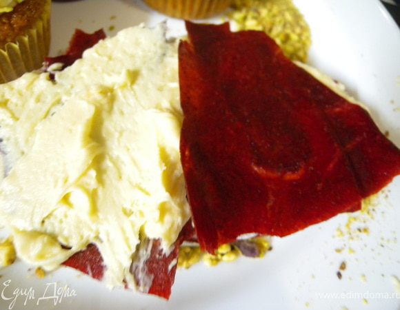 Получилось намного интересней. Вообще чем больше ягодного привкус - тем вкуснее. Я сделала 5 слоев пастилы. И промазала кремом. 