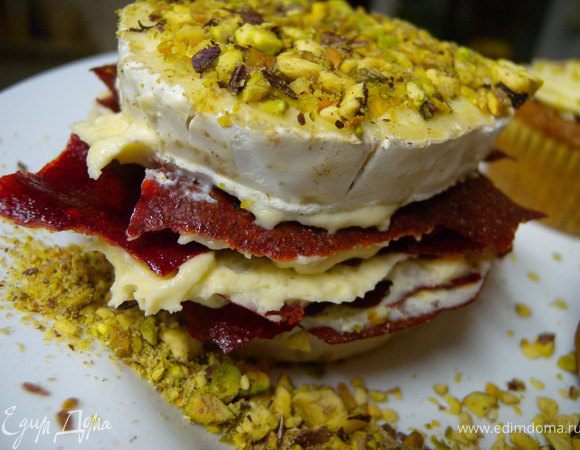  Пастилу не вырезала аккуратно ножницами а просто порвала на кусочки. Мне понравилось, как она небрежно торчит из сыра :-))