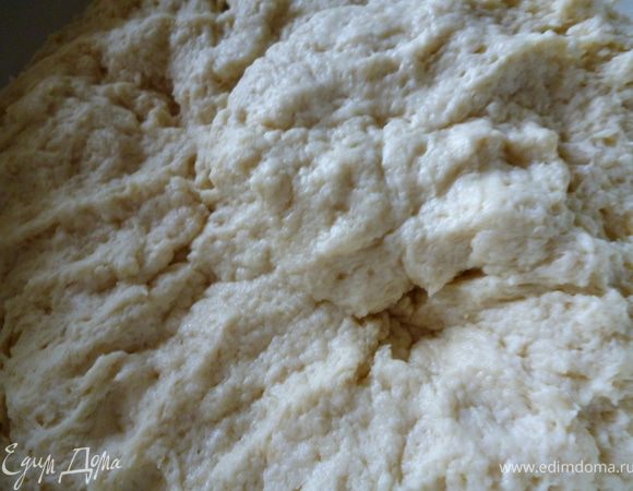 Постепенно добавить муку и замесить мягенькое тесто(если будет липнуть к рукам,добавьте пару ложек муки).Тесто отправляем в холодильник на 1,5часа.