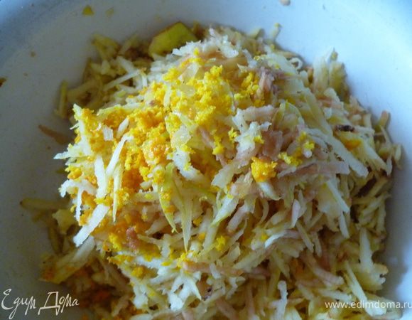 Подготовим начинку:Айву и яблоки натереть на крупной терке,цедру половины апельсина на мелкой терке.