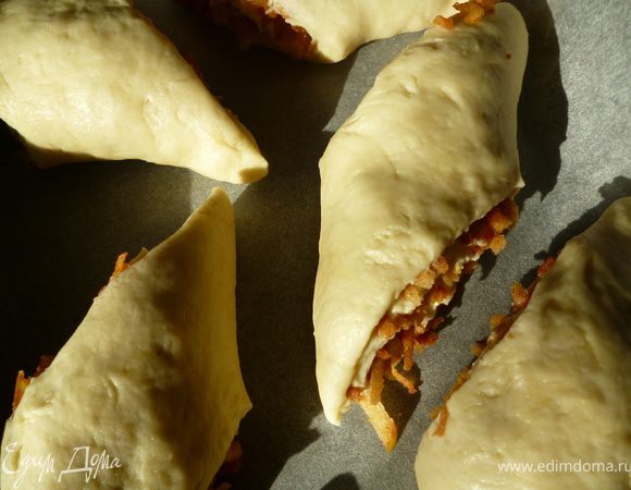 Выкладываем на противень и выпекаем в духовке 20-25минут(они должны подрумяниться)при 170градусах.