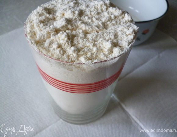 P.S. Эта выпечка намного вкуснее когда постоит часик-другой.А если вместо масла,маргарина взять смалец,то она просто тает во рту.Но я смальцем не пользуюсь,чаще маргарином молочным или сливочным.Это стакан,которым я пользуюсь для отмеривания количества муки.