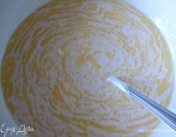 Соединить вместе сметану,масло(маргарин)и дрожжи,перемешать ложкой.