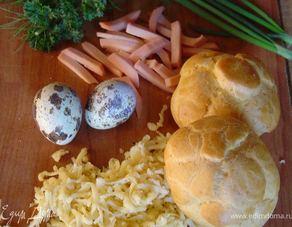 Эклеры можно приготовить заранее(что я и сделала), а утром только подготовить начинку и запечь, причем можно воспользоваться мкроволновкой.
 Но начинаем с приготовления эклеров.
В воду кладем масло, сахар, соль и доводим до кипения,высыпаем муку, постоянно перемешиваем до того времени, пока масса не загустеет.Даем тесту немного остыть, а затем вводим по одному яйца, после каждого тщательно перемешивая. Противень застилаем пищевой бумагой и на нее ложкой выкладываем тесто на расстоянии 3 см друг от друга. Выпекаем около 30 минут при температуре 180 град.
 Пока эклеры остывают готовим начинку, для этого нарезаем ветчину соломкой, сыр натираем на терке, измельчаем зелень. У эклеров срезаем крышечку (верхушку), в середину кладем сыр, затем зелень, ветчину, затем опять сыр, а сверху аккуратно вбиваем перепелиное яйцо. Отправляем эклеры либо в духовку на 5-7 минут при температуре 180 гр., или в микроволновку на 1 минуту.
 Завтрак готов!