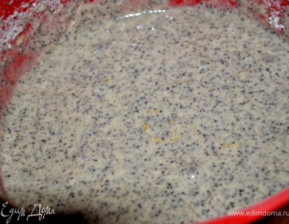 Духовку поставить разогреваться до 180 градусов.

Яйцо, кефир, масло, лимонный сок, цедру, сахар и ванильный сахар взбить миксером. Смешать муку, разрыхлитель, соду и просеять в яично-кефирную смесь. Добавить мак и все хорошо перемешать.