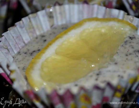  Выложить тесто в формочки для маффинов. Лимон тонко нарезать и положить сверху. посыпать немного коричневым сахаром.