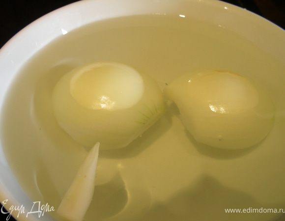 Лук чистим, кладем в холодную воду минут на 5 (вкус у него будет немного помягче, мне кажется, я видела, как его и в кипяток для тех же целей опускают). Затем нарезаем его колечками (у меня кубиками).
