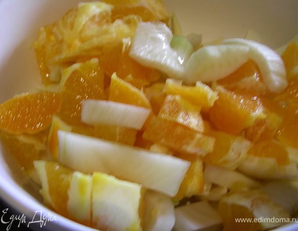 Все смешиваем в салатнице, добавляем лимонный и апельсиновый сок, апельсиновую цедру и масло.Солим, перчим по вкусу. 