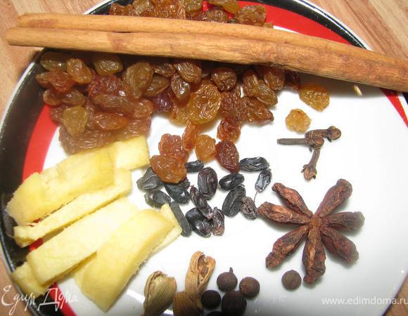 Изюм, корицу, бадьян, имбирь, душистый перец, барбарис, кардамон и гвоздику залить вином и поставить на огонь.