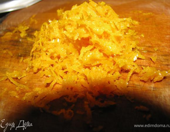 Цедру целого апельсина трем на мелкой терке, добавляем в глинтвейн.