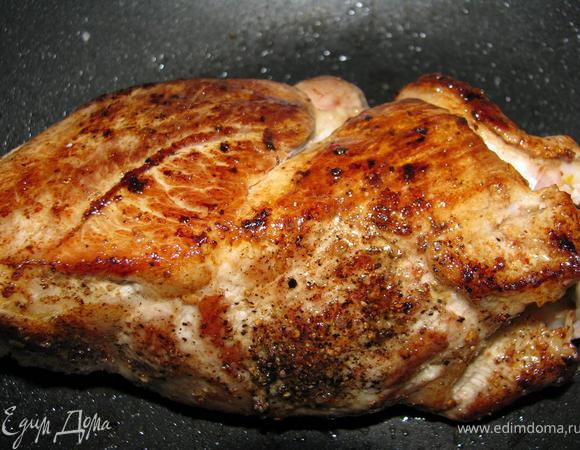 Свинину посолить, поперчить, обжарить на сливочном масле до золотистого цвета.