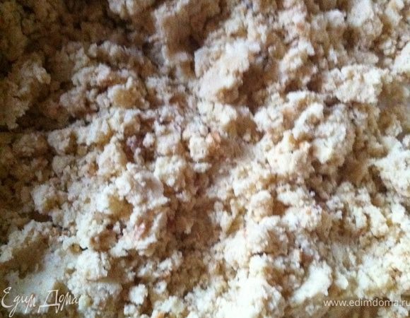 Дальше просеиваем муку, добпавляем мягкое масло, порезанное кубиками, растительное масло, соль и растираем до образования крошкообразного теста.
После этого добавляем ванильный сахар, крошку печенья и тщательно вымешиваем.