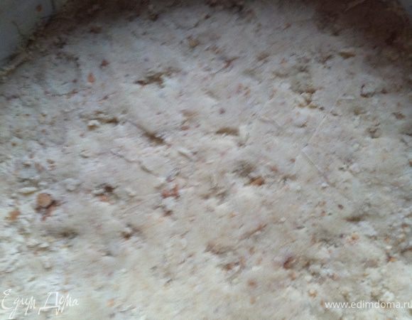 Затем готовим форму: обмазываем сливочным маслом и притрушиваем мукой. Затем получившееся тесто высыпаем в форму, разравниваем и плотно-плотно прижимаем.