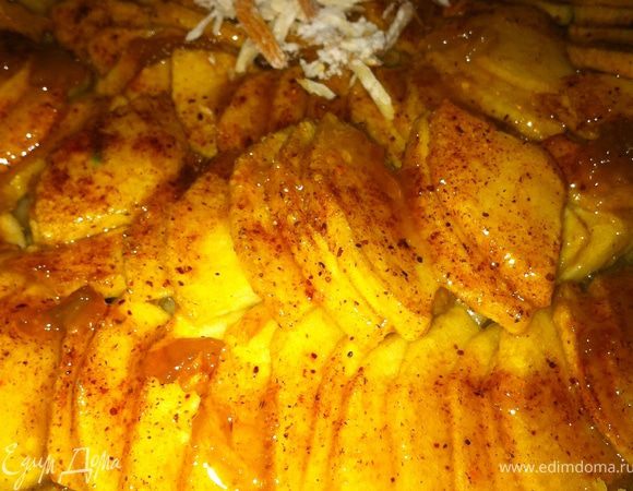 После этого готовим яблоки: моем, чистим, режем на тонкие пластиночки и плотно выкладываем на тесто. Оставшееся сливочное масло растапливаем и мажем яблоки. Сахар размешиваем с корицей и равномерно посыпаем яблочки.
Когда все приготовления окончены, оправляем пирог в разогретую до 180 градусов духовку на 30 минут.
Спустя 30 минут достаем, обмазываем растопленным на водяной бане джемом, края и серединку пирога украшаем миндальной стружкой!