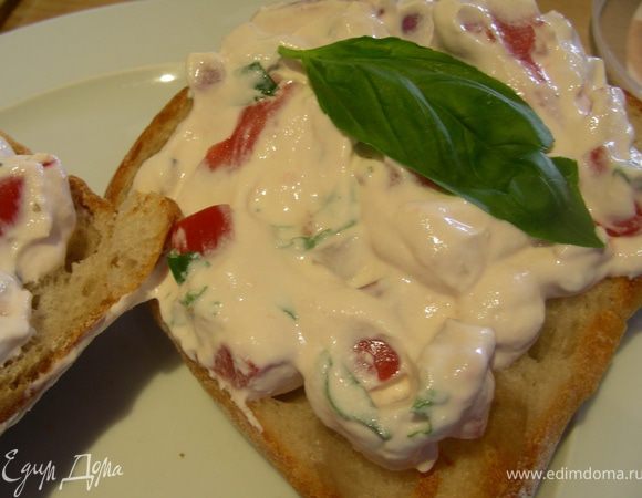 Выкладываем смесь на хлебушек и подаем. Приятного аппетита)
