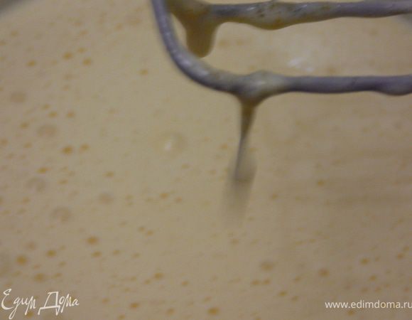 Желтки отделить от белков,белки поставить в холодильник.А желтки взбить с сахаром и 3ст.л.воды до увеличения в обьеме,в течении 5 минут.