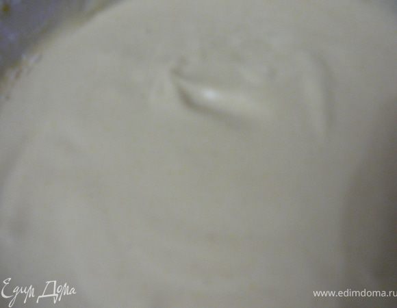 Муку просеять в желтковую массу,слегка взбить миксером.