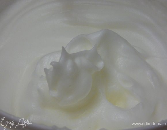 Белки взбить со щепоткой соли,в крепкую пену.