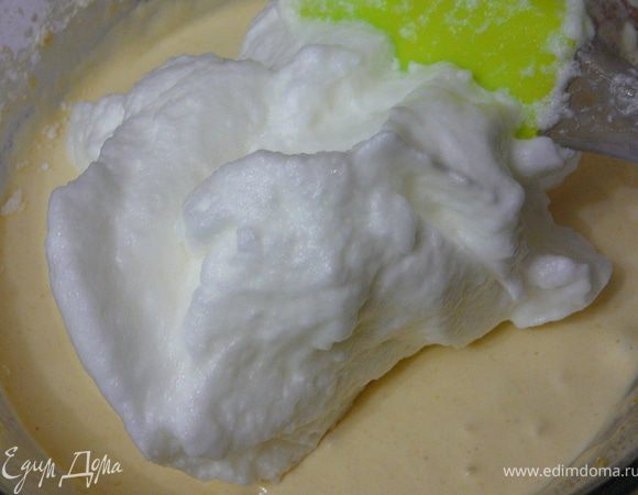 Подмешать белки к желтково-мучной смеси.Подмешивать постепенно,добавляя белки частями.Тщательно перемешивая.