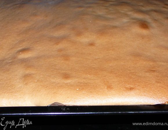 Выложить тесто на выстланый пергаментом противень и выпекать в заранее разогретой до 200с.духовке около 8-10минут.