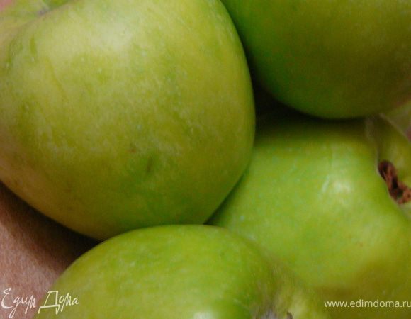 Желатин замочить в 20 мл.холодной воды.Яблоки вымыть,очистить,вырезать сердцевину.Нарезать крупными кубиками.