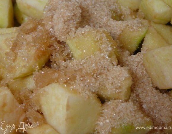 При постоянном помешивания припустить в сотейнике,на слабом огне,добавив коричневый сахар.Около 15 минут,при закрытой крышке. 