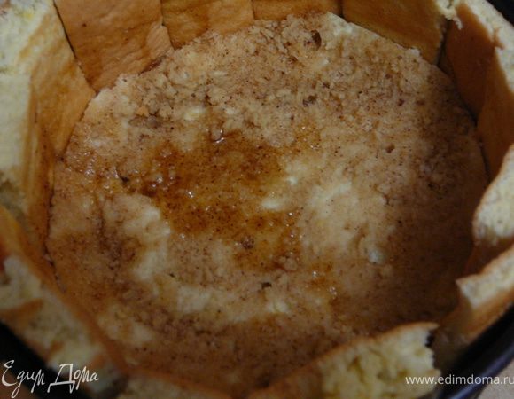 Накрыть яблочное пюре оставшимся тонким коржом.