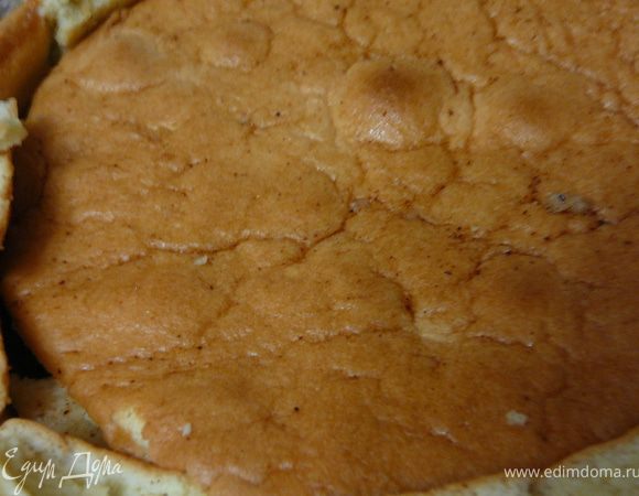 Теперь на корж вылить оставшихся 2/3 яблочной массы и накрыть последним самым пышным бисквитным коржом.Если остались обрезки от теста,можно их нарезать полосками и выложить во второй слой яблочной массы,а затем наркыть последним коржом.