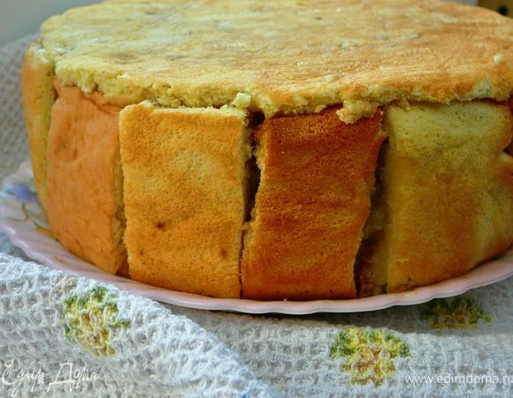 Теперь руками прсобрать брусочки-бока пирога,слегка прижать их к коржам,так же верхние коржи слегка придавить.Поставить пирог в холодильник часов на 5,а лучше на ночь.Затем достать пирог из холодильника,перевернуть на блюдо,разобрать разъемную форму,снять пленку и подавать к столу.