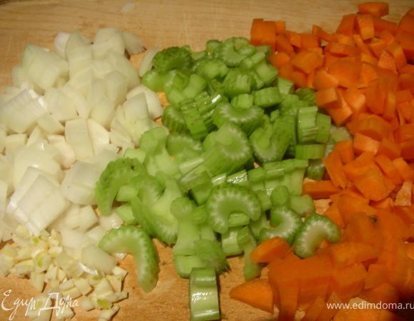 Лук, чеснок, морковь и стебли сельдерея нарезаем помельче.