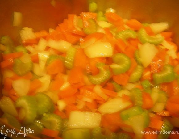 В кастрюле разогреваем оливковое масло и обжариваем наши овощи пару минут, затем добавляем каштаны. Минут через 5 заливаем иы горячим куриным бульоном и готовим на среднем огне до мягкости (у меня это заняло минут 15). Затем с помощью блендера превращаем суп в пюре, добавéяем вино, соль, перец, паприку. Прогреваем его.
