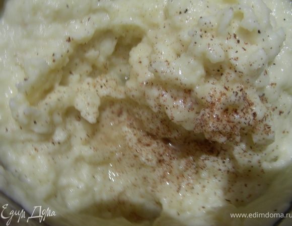 Теперь займемся сельдерейным пюре. Разогреваем в сковороде сливочное масло, кладем туда порезанный корень сельдерея, готовим минут 5, затем заливаем молоком, уменьшаем огонь и тушим минут 10-15 до мягкости. Превращаем все в пюре, заправляем солью, мускатным орехом и лимонным соком.
