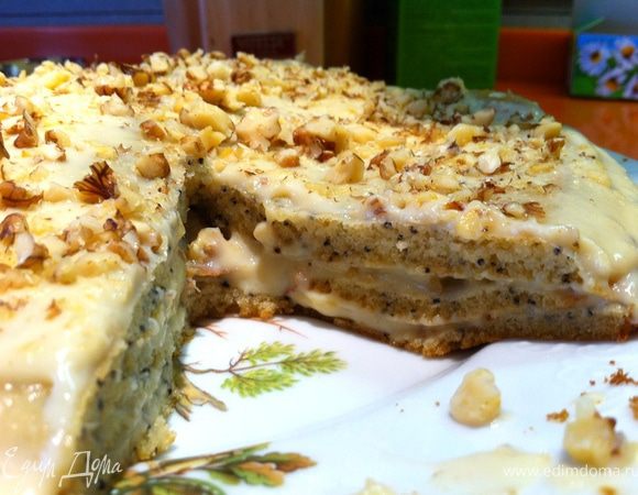 Коржи смазать кремом, собрать тортик, залить кремом и сверху я посыпала крошкой из грецких орехов!:)