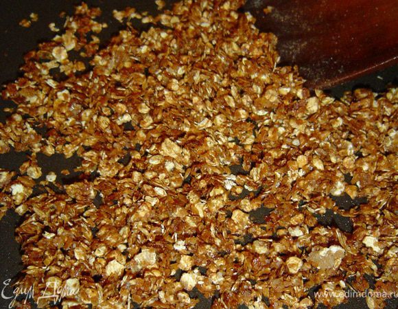 Когда сахар расплавиться, сковороду убираем с огня и даем хлопьям остыть.